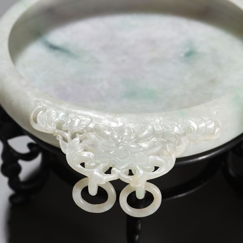 A PAIR OF RARE MUGHAL-STYLE JADEITE MARRIAGE BOWLS, LATE QING DYNASTY Pärchen se&hellip;