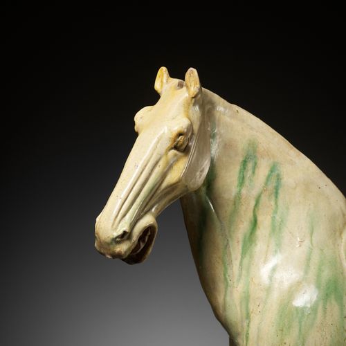 A LARGE SANCAI GLAZED POTTERY FIGURE OF A HORSE, TANG DYNASTY GRANDE FIGURA IN V&hellip;