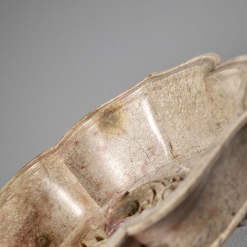 A CHICKEN BONE JADE 'DOUBLE FISH' MARRIAGE BOWL, 17TH-18TH CENTURY VERRE DE MARI&hellip;