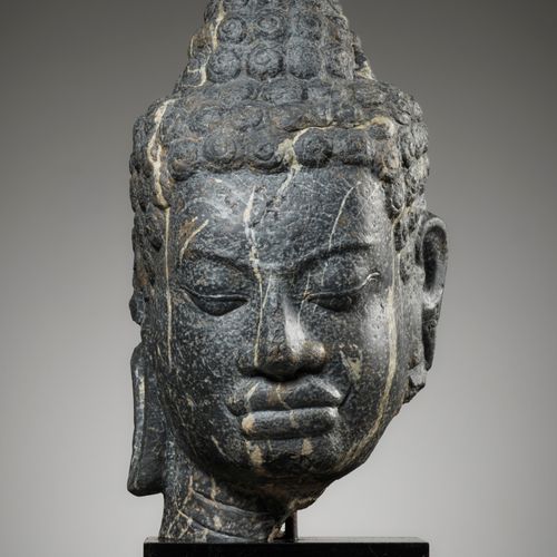 A MONUMENTAL STONE HEAD OF BUDDHA, MON-DVARAVATI PERIOD CABEZA MONUMENTAL DE PIE&hellip;