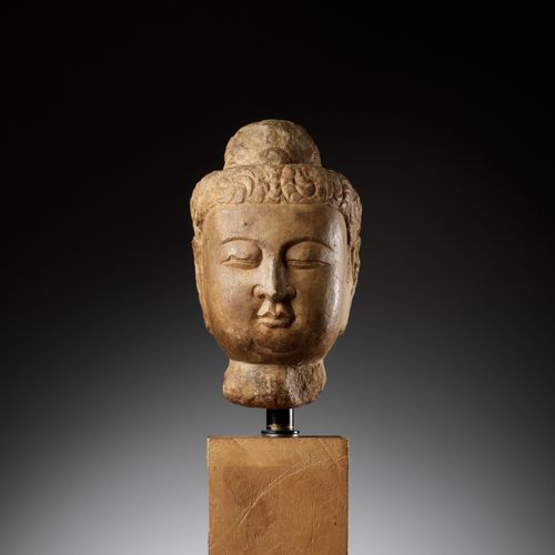 A MARBLE HEAD OF BUDDHA, TANG DYNASTY MARBELKOPF DES BUDDHA, TANG-DYNASTIE
China&hellip;
