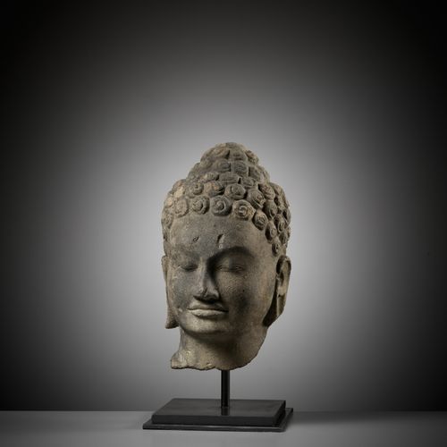 A SANDSTONE HEAD OF BUDDHA SHAKYAMUNI TÊTE DE BUDDHA SHAKYAMUNI EN PIERRE DE SAB&hellip;