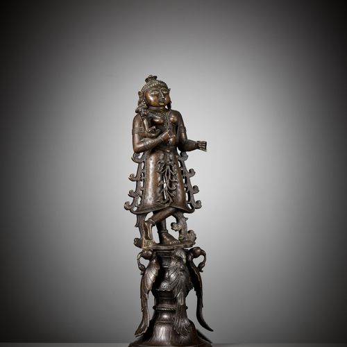 A LARGE BRONZE FIGURE OF YASHODA WITH KRISHNA AS A CHILD YASHODA与KRISHNA儿童的大型青铜雕&hellip;