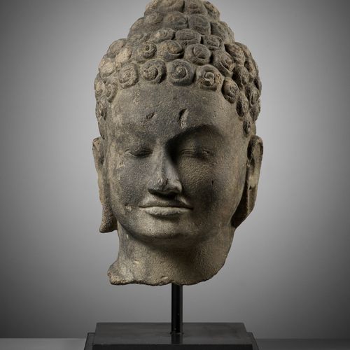 A SANDSTONE HEAD OF BUDDHA SHAKYAMUNI SANDSTEINKOPF DES BUDDHA SHAKYAMUNI
Thaila&hellip;