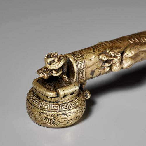 A COPPER ALLOY 'DRAGON AND LINGZHI' TRAVEL WRITING SET, 17TH-18TH CENTURY SET DA&hellip;