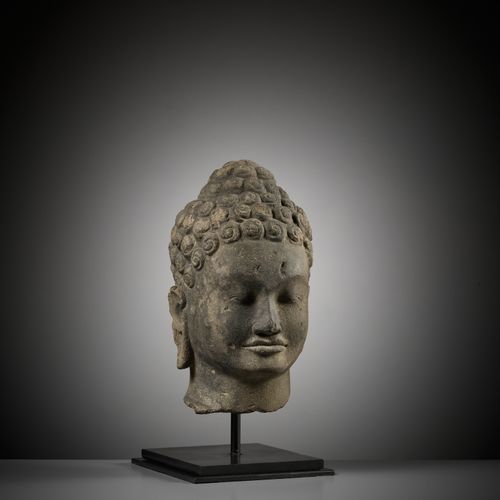 A SANDSTONE HEAD OF BUDDHA SHAKYAMUNI TÊTE DE BUDDHA SHAKYAMUNI EN PIERRE DE SAB&hellip;