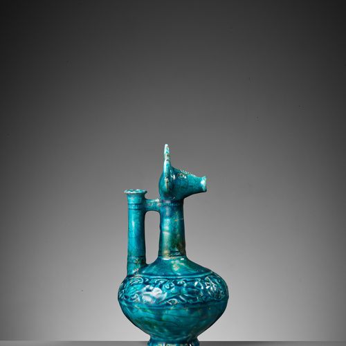 A KASHAN TURQUOISE-GLAZED ZOOMORPHIC POTTERY EWER POTERIE ZOOMORPHIQUE GLAÇÉE DE&hellip;