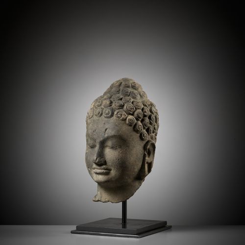 A SANDSTONE HEAD OF BUDDHA SHAKYAMUNI TÊTE DE BUDDHA SHAKYAMUNI EN PIERRE DE SAB&hellip;