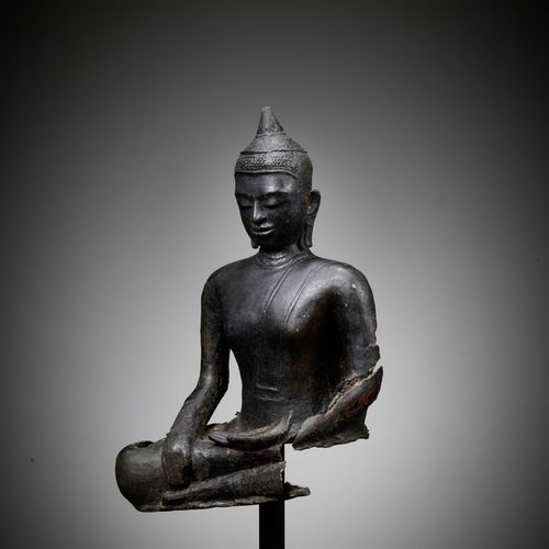 AN EARLY BRONZE FRAGMENT OF BUDDHA, PYU KINGDOM UN FRAGMENT EN BRONZE ANCIEN DE &hellip;