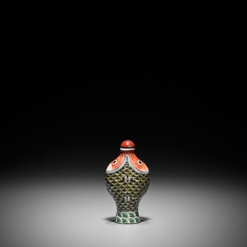A MOLDED FAMILLE VERTE PORCELAIN 'CONJOINED FISH' SNUFF BOTTLE, 1800-1870 BOTELL&hellip;