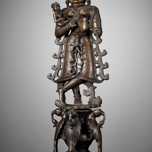 A LARGE BRONZE FIGURE OF YASHODA WITH KRISHNA AS A CHILD YASHODA与KRISHNA儿童的大型青铜雕&hellip;