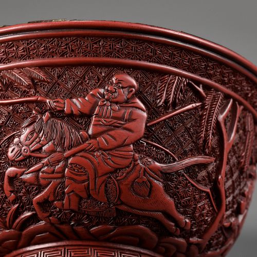A RARE RED LACQUER 'MONGOL HUNT' BOWL, ATTRIBUTED TO ZHOU ZHU 罕见的红釉 "蒙古狩猎 "碗，据说是&hellip;