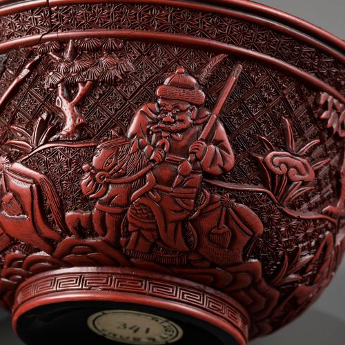 A RARE RED LACQUER 'MONGOL HUNT' BOWL, ATTRIBUTED TO ZHOU ZHU RARA VASA DI CACCI&hellip;