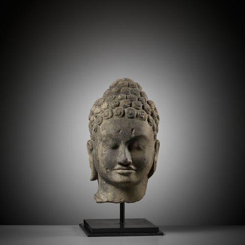 A SANDSTONE HEAD OF BUDDHA SHAKYAMUNI TÊTE DE BUDDHA SHAKYAMUNI EN PIERRE DE SAB&hellip;
