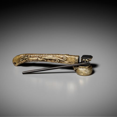 A COPPER ALLOY 'DRAGON AND LINGZHI' TRAVEL WRITING SET, 17TH-18TH CENTURY 铜合金 "龙&hellip;
