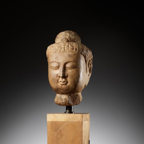 A MARBLE HEAD OF BUDDHA, TANG DYNASTY MARBELKOPF DES BUDDHA, TANG-DYNASTIE
China&hellip;