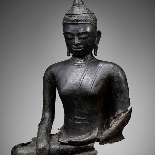 AN EARLY BRONZE FRAGMENT OF BUDDHA, PYU KINGDOM FRAGMENTO DE BRONCE ANTIGUO DE B&hellip;