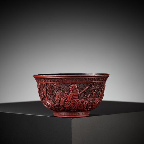 A RARE RED LACQUER 'MONGOL HUNT' BOWL, ATTRIBUTED TO ZHOU ZHU Seltene rote Schal&hellip;