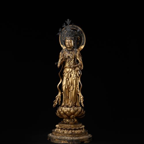AN EXCEPTIONAL AND MONUMENTAL GILT WOOD FIGURE OF SEISHI BOSATSU 杰出的纪念性镀金木雕西施菩萨像&hellip;