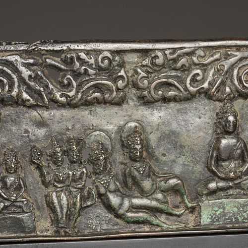 A FINE BRONZE PLAQUE WITH BUDDHAS AND BODHISATTVAS PLAQUE EN BRONZE AVEC DES BOU&hellip;