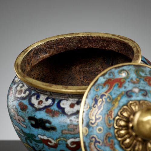 A CLOISONNÉ ENAMEL JAR AND COVER, 18TH CENTURY 掐丝珐琅罐及盖，18世纪







中国。扁球状，向底渐渐变小&hellip;