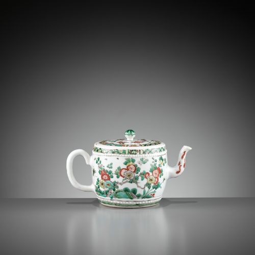 A FAMILLE VERTE BARREL-SHAPED TEAPOT AND COVER, KANGXI PERIOD EINE TONNENFÖRMIGE&hellip;