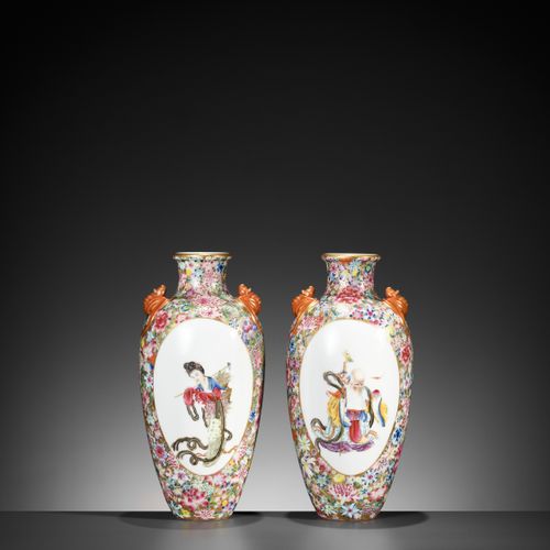 A PAIR OF FAMILLE ROSE ‘MILLEFLEUR’ VASES, LATE QING TO REPUBLIC COPPIA DI VASI &hellip;