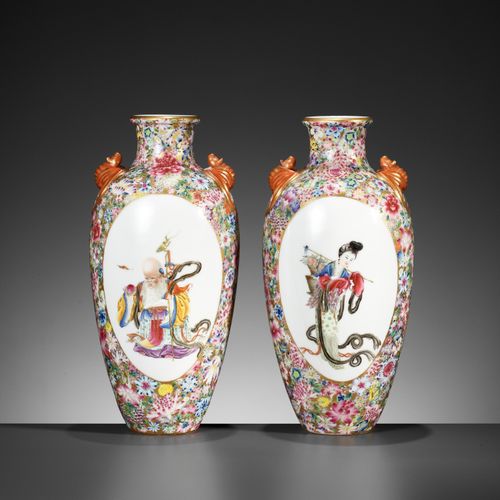 A PAIR OF FAMILLE ROSE ‘MILLEFLEUR’ VASES, LATE QING TO REPUBLIC A PAIR OF FAMIL&hellip;