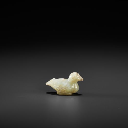 A CELADON JADE ‘BIRD’ PENDANT 青白玉 "鸟 "形吊坠

玉器。中国，六朝（3
rd - 6
至唐朝(618-907)。


雕琢成&hellip;
