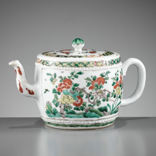 A FAMILLE VERTE BARREL-SHAPED TEAPOT AND COVER, KANGXI PERIOD TEIERA A BOTTE IN &hellip;