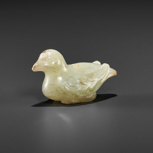 A CELADON JADE ‘BIRD’ PENDANT 青白玉 "鸟 "形吊坠

玉器。中国，六朝（3
rd - 6
至唐朝(618-907)。


雕琢成&hellip;