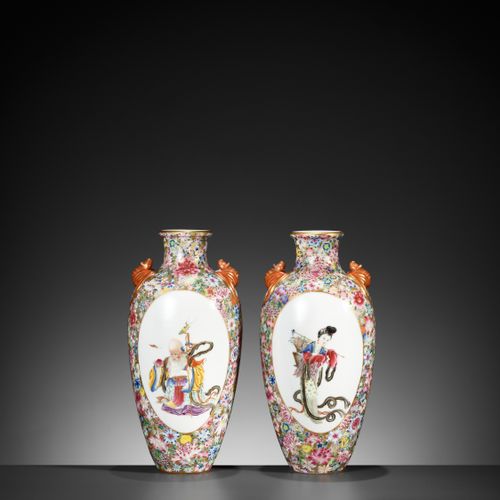 A PAIR OF FAMILLE ROSE ‘MILLEFLEUR’ VASES, LATE QING TO REPUBLIC UNE PAIRE DE VA&hellip;