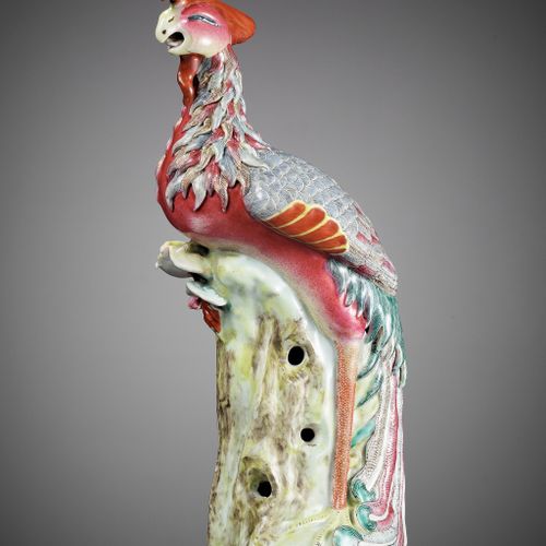 A FAMILLE ROSE FIGURE OF A PHOENIX, 19TH CENTURY FIGURA DI FENICE IN STILE FAMIL&hellip;