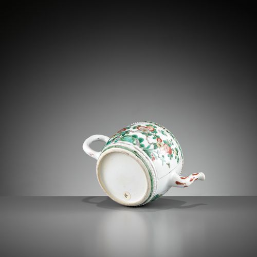 A FAMILLE VERTE BARREL-SHAPED TEAPOT AND COVER, KANGXI PERIOD 青花瓷桶形茶壶及盖，康熙年间



&hellip;