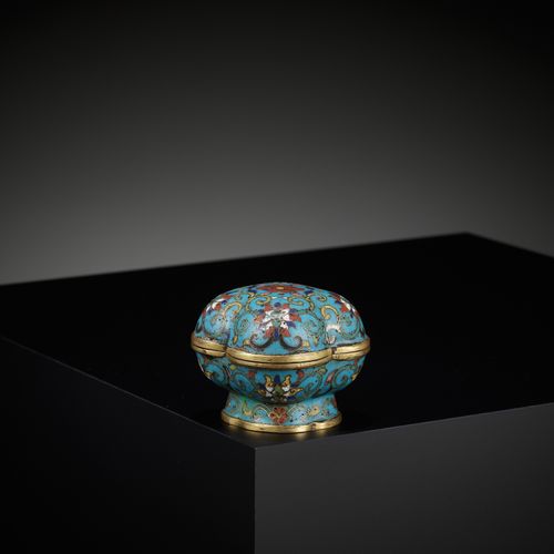 AN EXTREMELY RARE CLOISONNÉ ENAMEL QUADRILOBED BOX AND COVER, QIANLONG FIVE-CHAR&hellip;