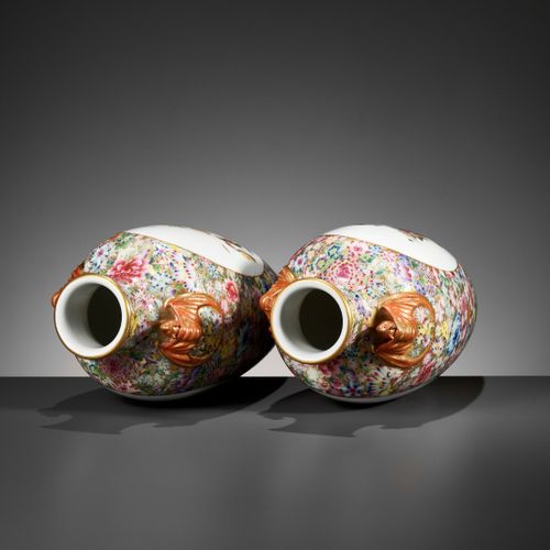 A PAIR OF FAMILLE ROSE ‘MILLEFLEUR’ VASES, LATE QING TO REPUBLIC 一对法米勒玫瑰花瓶，清末至民国&hellip;