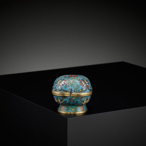 AN EXTREMELY RARE CLOISONNÉ ENAMEL QUADRILOBED BOX AND COVER, QIANLONG FIVE-CHAR&hellip;