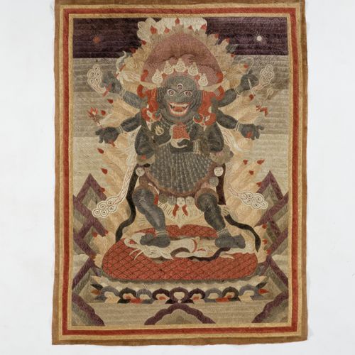 AN IMPRESSIVE SILK EMBROIDERED THANGKA OF MAHAKALA UN'IMPRESSIONANTE THANGKA DI &hellip;