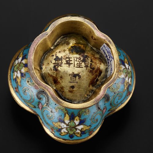AN EXTREMELY RARE CLOISONNÉ ENAMEL QUADRILOBED BOX AND COVER, QIANLONG FIVE-CHAR&hellip;