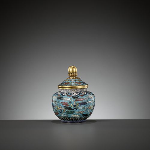 A CLOISONNÉ ENAMEL JAR AND COVER, 18TH CENTURY 掐丝珐琅罐及盖，18世纪







中国。扁球状，向底渐渐变小&hellip;