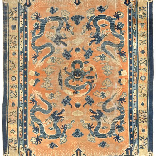 A LARGE ‘FIVE DRAGON’ WOOL CARPET, QIANLONG 大五龙羊毛地毯，乾隆年间

中国，1736-1795。精心编织的地毯上有&hellip;