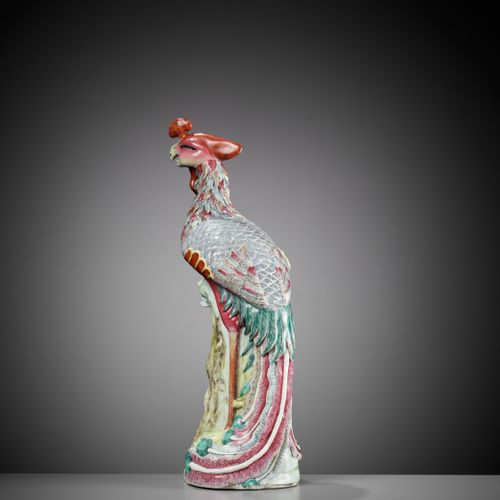 A FAMILLE ROSE FIGURE OF A PHOENIX, 19TH CENTURY FAMILLE-ROSE-FIGUR EINES PHÖNIX&hellip;