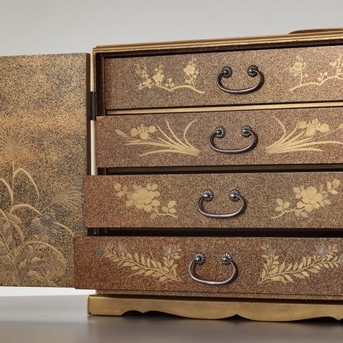 A SUPERB GOLD LACQUER INRO-DANSU (STORAGE CABINET FOR INROS) UN MAGNÍFICO INRO-D&hellip;