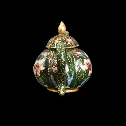 A CHINESE MINIATURE ENAMEL TEAPOT 一个为莫卧儿市场制作的中国小型搪瓷茶壶，圆叶形，有一个镀金的顶盖，宽9厘米