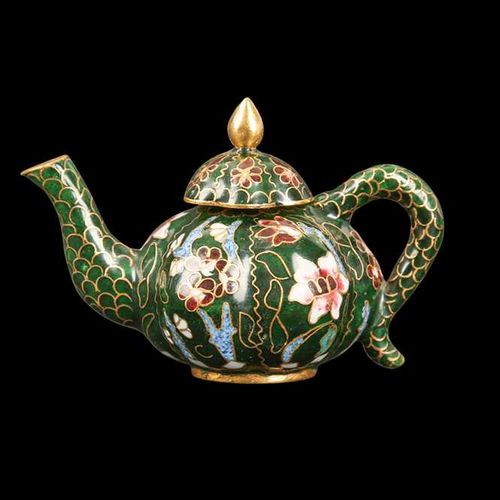 A CHINESE MINIATURE ENAMEL TEAPOT 一个为莫卧儿市场制作的中国小型搪瓷茶壶，圆叶形，有一个镀金的顶盖，宽9厘米