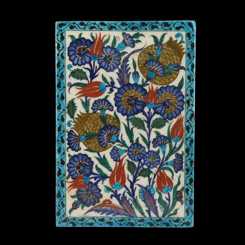 A 20TH CENTURY GLAZED POTTERY IZNIK TILE 20世纪釉面陶器IZNIK瓷砖，长方形，白底蓝、红、绿装饰，描绘了包括郁金香在&hellip;