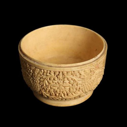 A CARVED IVORY BOWL, SRI LANKA, PROBABLY KANDY, 16TH/ 17TH CENTURY Un bol en ivo&hellip;