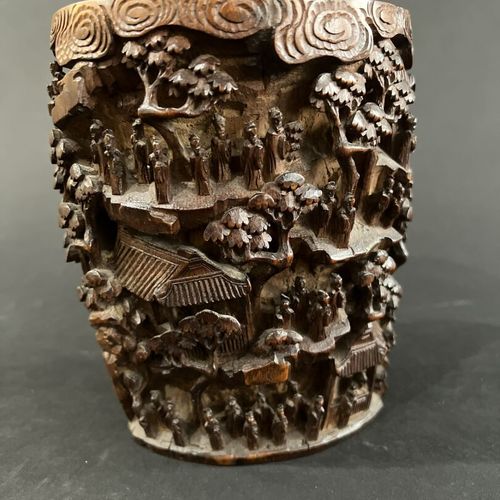 Null POT A PINCEAUX en bambou
CHINE, XXe siècle
Entièrement sculpté de personnag&hellip;