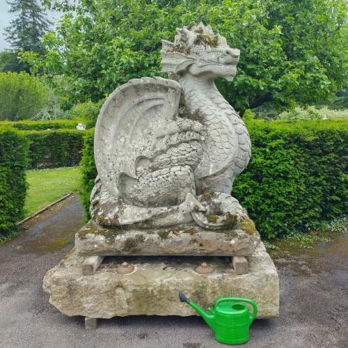 Null 
A monumental carved stone stone dragon on associated base




240cm high b&hellip;