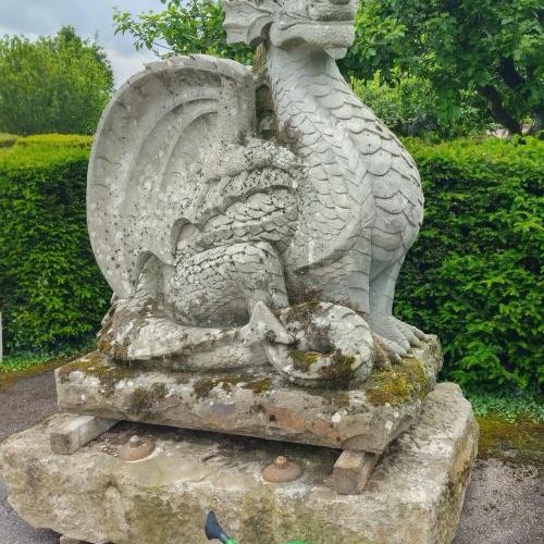 Null 
Un drago monumentale in pietra scolpita su base associata




240 cm di al&hellip;